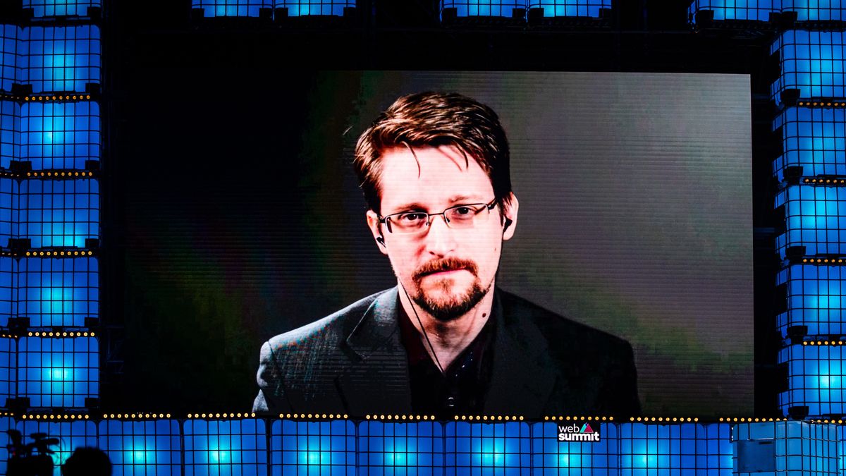 Edward Snowden przemawiający do publiczności podczas Web Summit w Lizbonie w 2019 r.