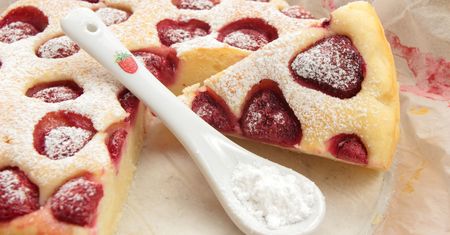 To proste ciasto z truskawkami zrobisz w 15 minut. Idealne do weekendowej kawki