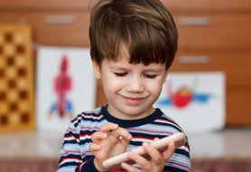 Smartfon to kiepska opiekunka dla twojego dziecka! Poznaj niebezpieczeństwa, które wynikają z używania go przez dzieci