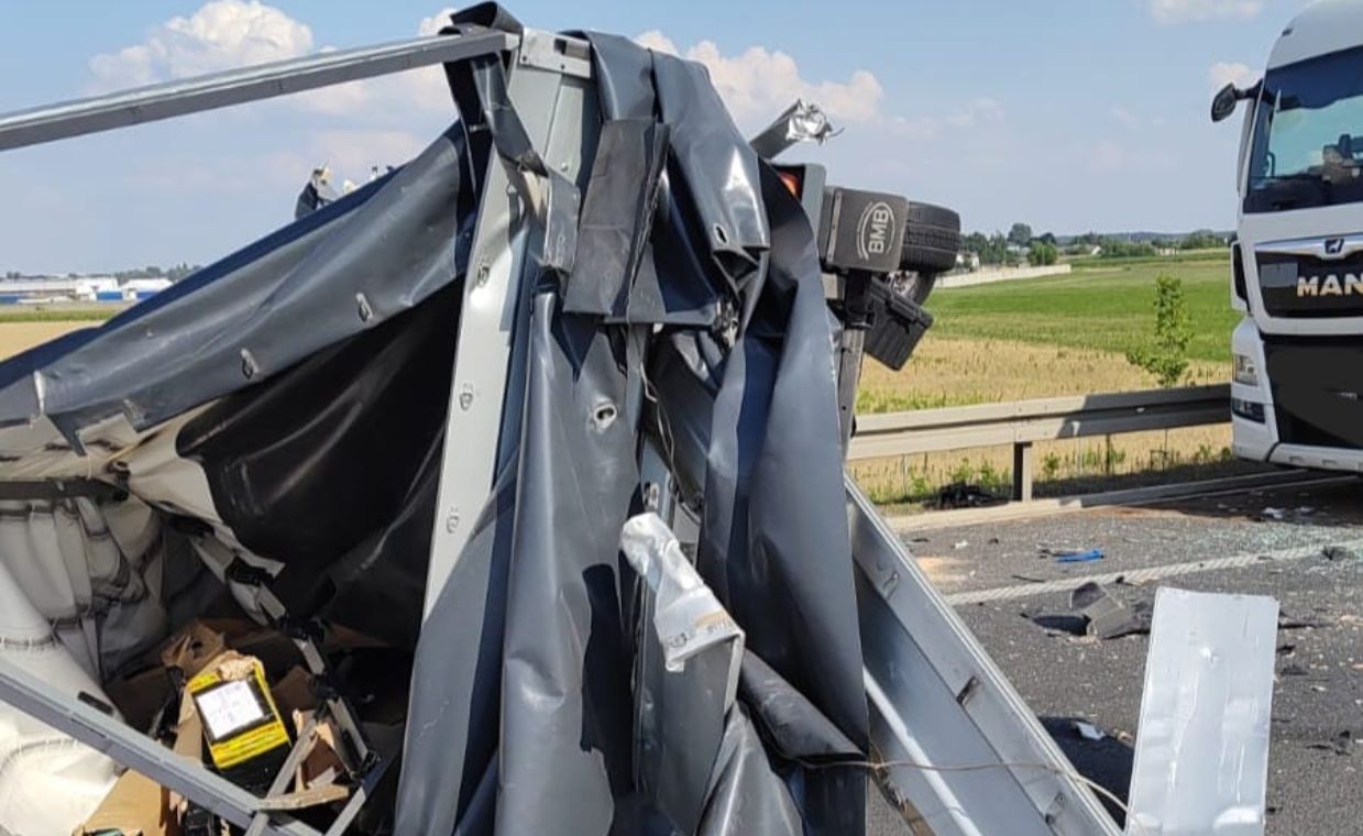 Bus uderzył w ciężarówkę. Zablokowana S5 