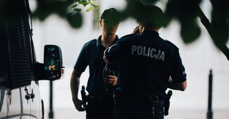 Napastnik wpadł do szkoły. Pracownicy zablokowali drzwi i okna