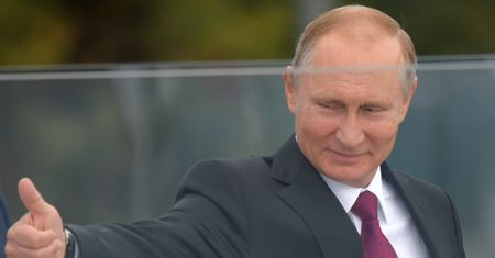 Miny uradowanego Putina z pucharem FIFA (ZDJĘCIA)