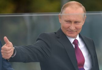 Miny uradowanego Putina z pucharem FIFA (ZDJĘCIA)
