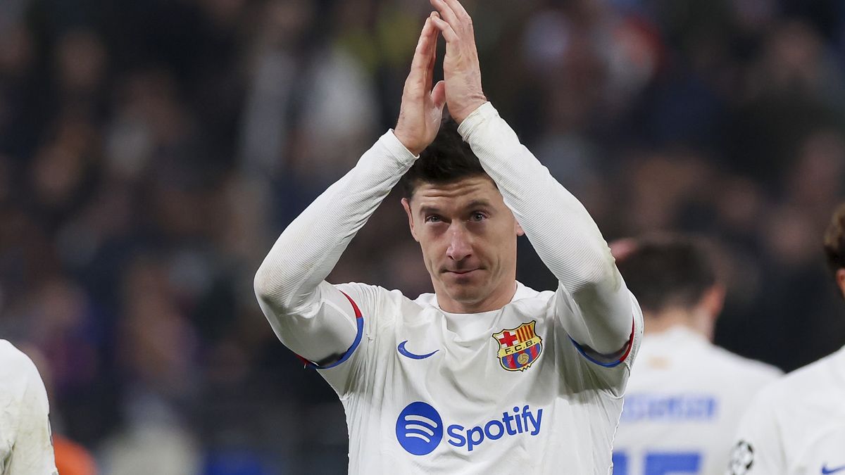 HAMBURG, GERMANY - NOVEMBER 7: Robert Lewandowski of FC Barcelona looks dejected during the UEFA Champions League match between FC Shakhtar Donetsk and FC Barcelona at Volksparkstadion on November 7, 2023 in Hamburg, Germany. (Photo by Marco Steinbrenner/DeFodi Images via Getty Images)