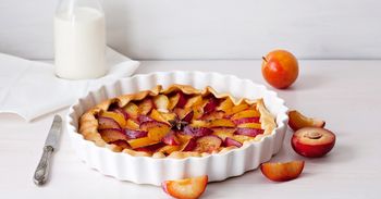 Tarta ze śliwkami i budyniem. Prosty przepis na kruche ciasto