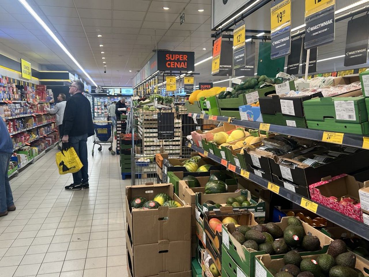 Dlaczego w Biedronkach palety stoją w alejkach? Były kierownik wyjaśnia