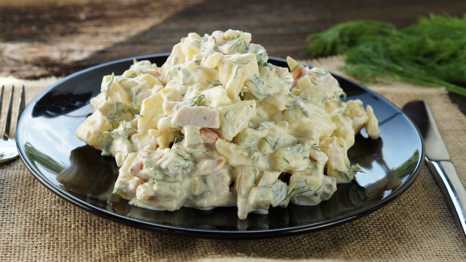 Sałatka bankietowa z ryby wędzonej i selera. Najlepsza na domowe przyjęcia
