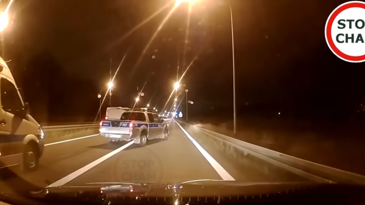 Policyjny Nissan zmienił pas na linii ciągłej