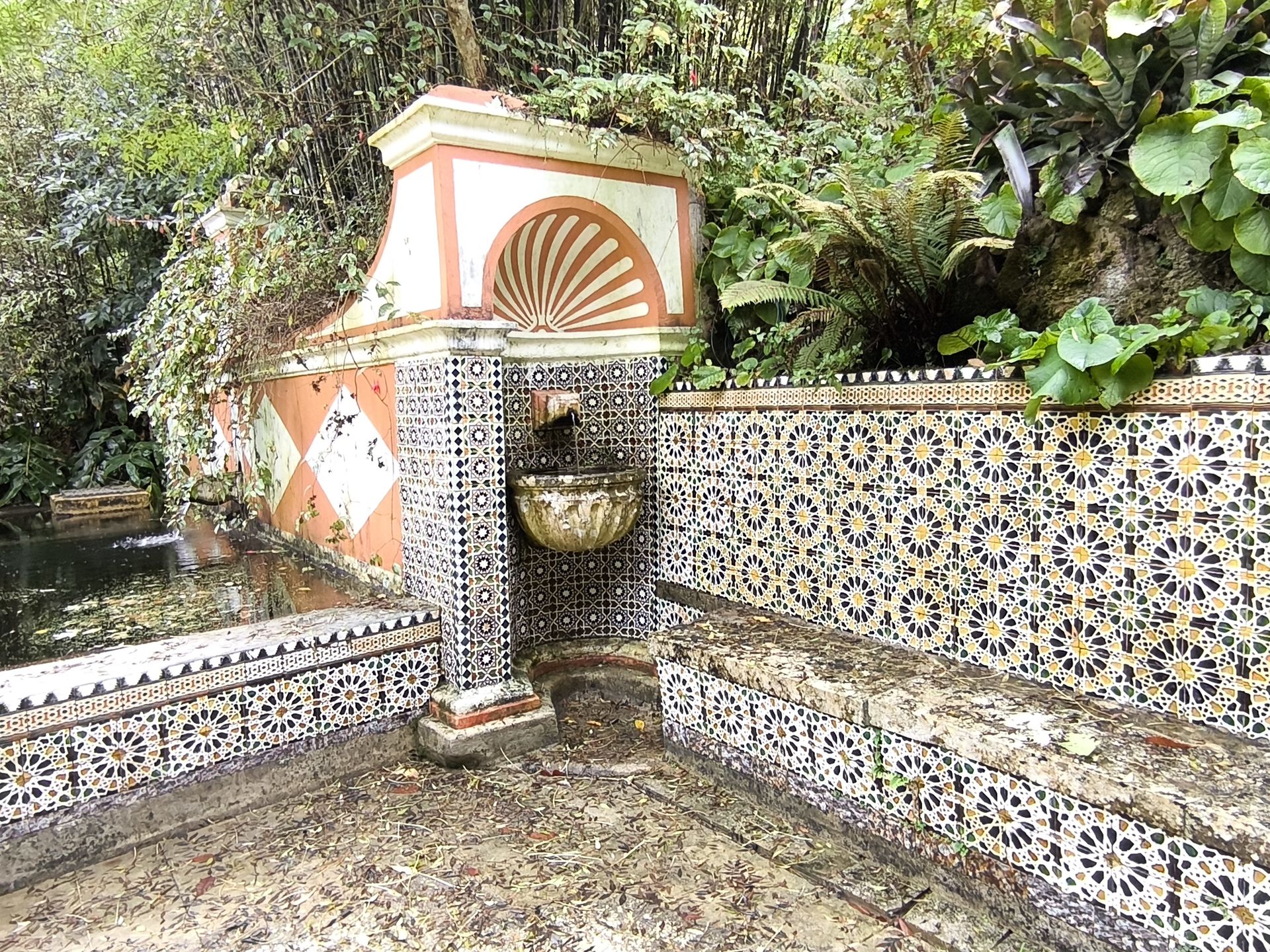 Portugalskie płytki zdobią także ogród