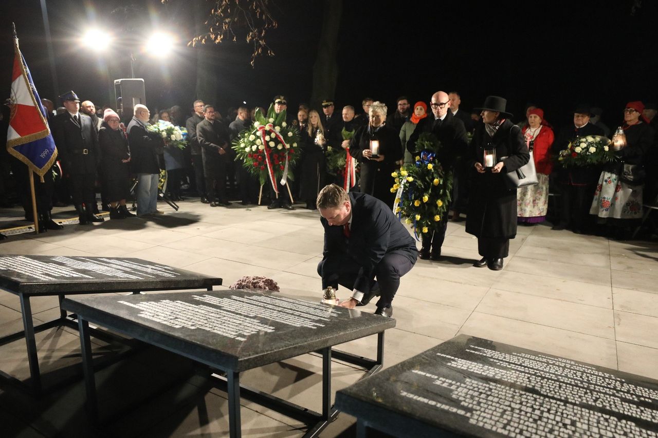 Świętochłowice: Przed bramą byłego obozu Zgoda złożono kwiaty