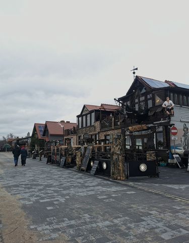 Urocze knajpki przy samym brzegu Zatoki Puckiej nawet w środku zimy pełne są gości