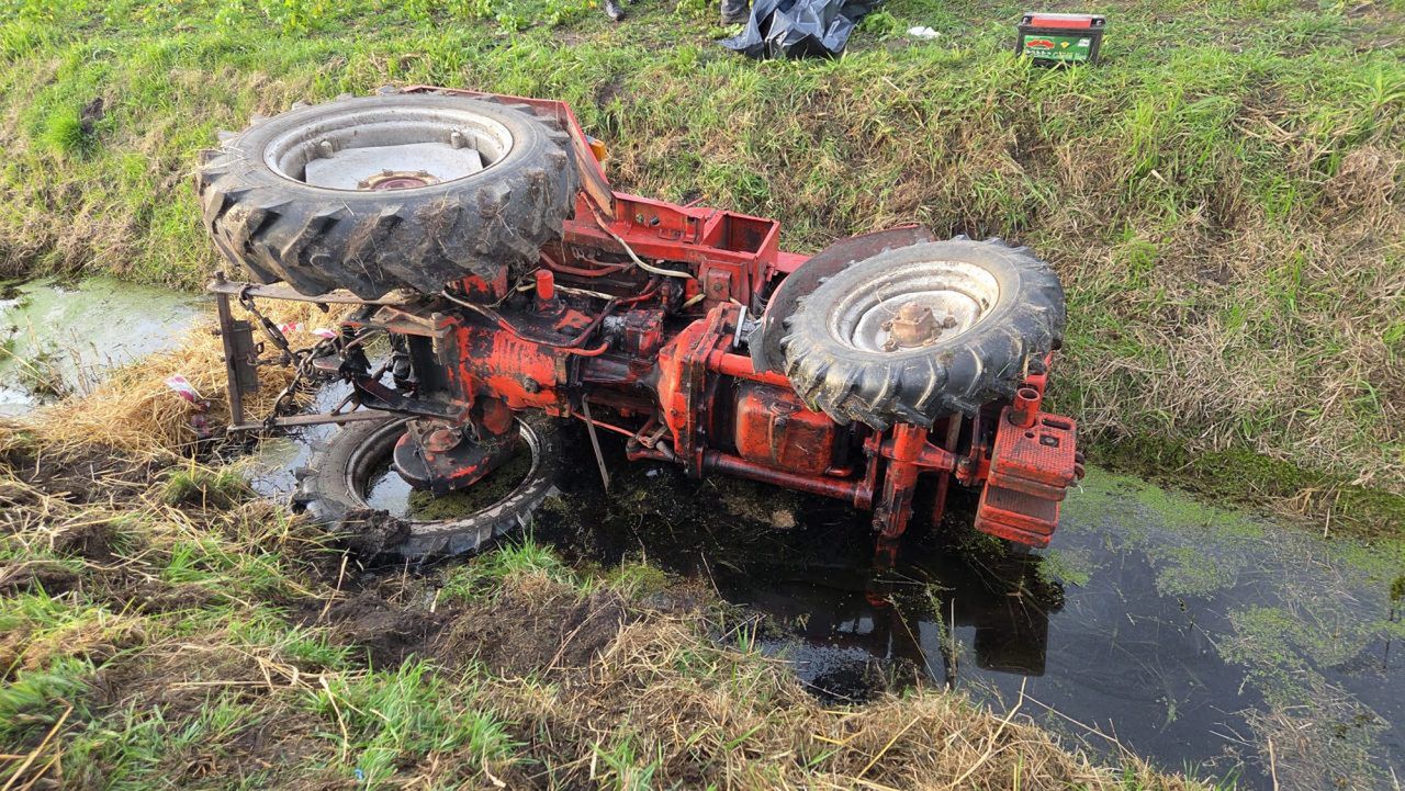 Brzekiniec: Ciągnik rolniczy wpadł do rowu, kierowca nie żyje