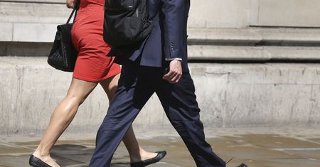 Za oknem skwar, a w biurze sztywny dress code? Pozwólmy facetom nosić krótkie spodnie