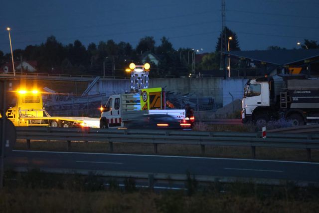 Na ekspresówce w ciężarówce pękła opona. Uszkodziła dwa nadjeżdżające auta osobowe (zdjęcia)