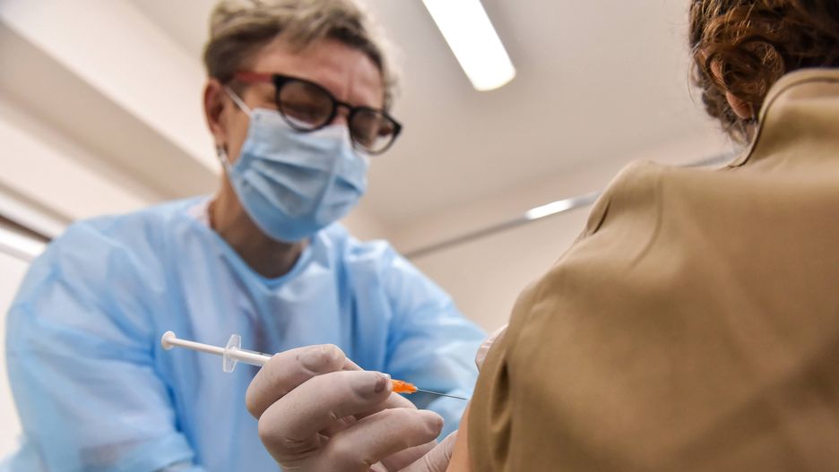 Szczepienia przeciw COVID-19. Grzegorz Cessak: trzecia dawka będzie konieczna