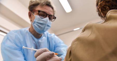 Szczepienia przeciw COVID-19. Grzegorz Cessak: trzecia dawka będzie konieczna