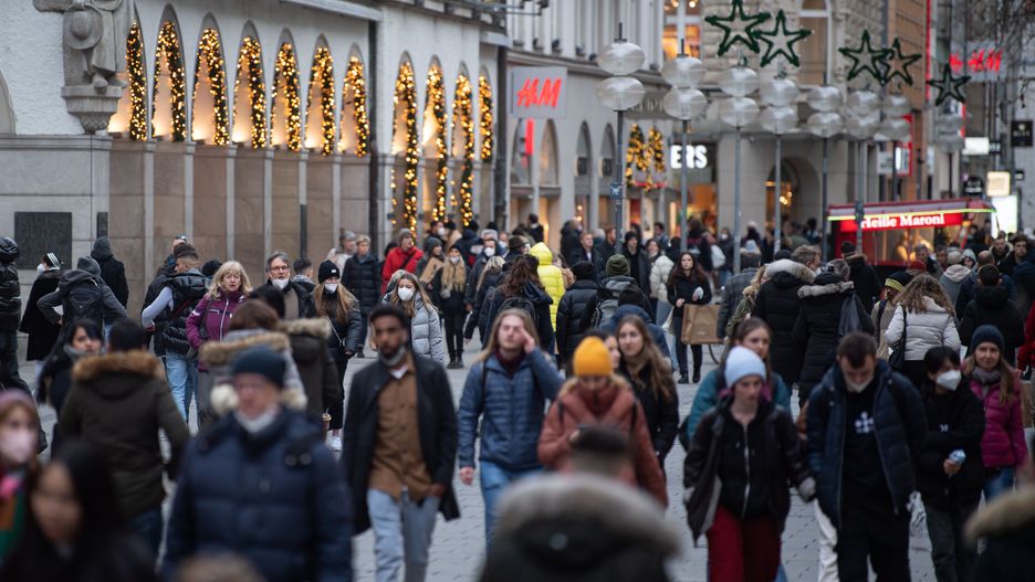 MUNICH, GERMANY - DECEMBER 23: People crowd a pedestrian shopping street in the city center during the fourth wave of the coronavirus pandemic on December 23, 2021 in Munich, Germany. German authorities have announced limited restrictions to go into effect on December 28 in an effort to slow the anticipated spread of the Omicron coronavirus variant, though some health experts, including the head of the Robert Koch Institute, Lothar Wieler, are urging an immediate and stronger lockdown. Germany has registered Omicron cases but so far infection rates are still falling as the fourth wave continues to ease. (Photo by Lukas Barth/Getty Images)