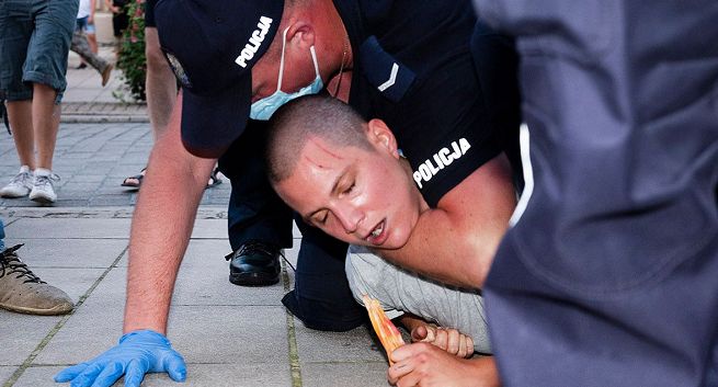 Fotoreporterzy o zdjęciu Rafała Milacha z policjantem przygniatającym uczestniczkę protestu: ważny kadr z potencjałem na ikonę