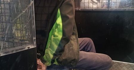 Pińczów: Ryzykował 10 lat więzienia, żeby ukraść bułki i przekąski. Mężczyzna odpowie za włamanie do sklepu