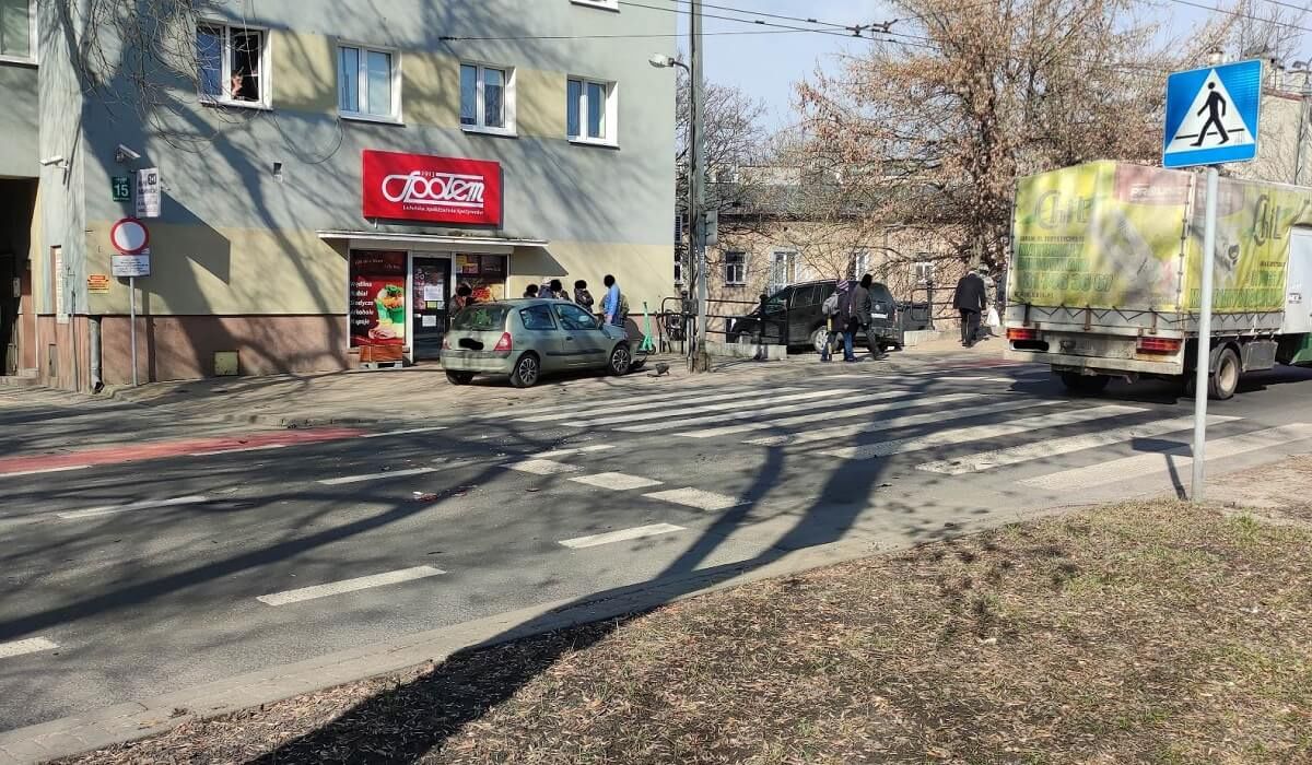 Renault uderzył w skodę przed przejściem dla pieszych