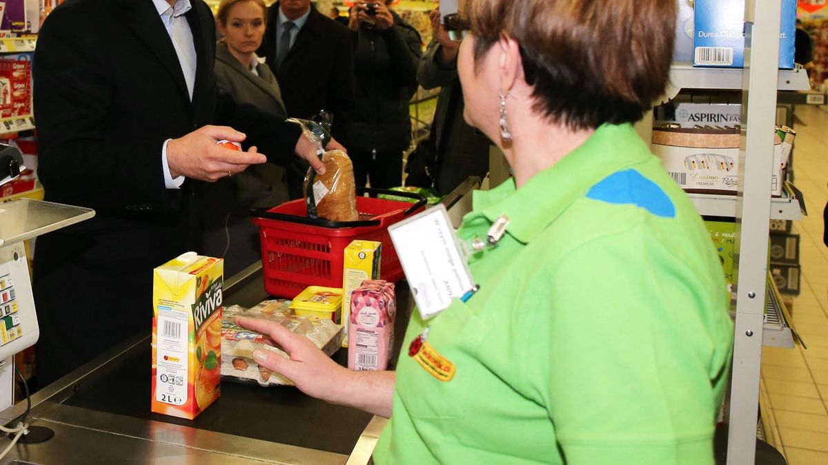 Na kasie w markecie można zarobić więcej niż w szkole