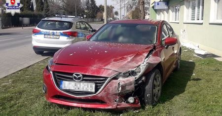 Wyjeżdżając z parkingu pomyliła gaz z hamulcem. Uderzyła w ścianę budynku