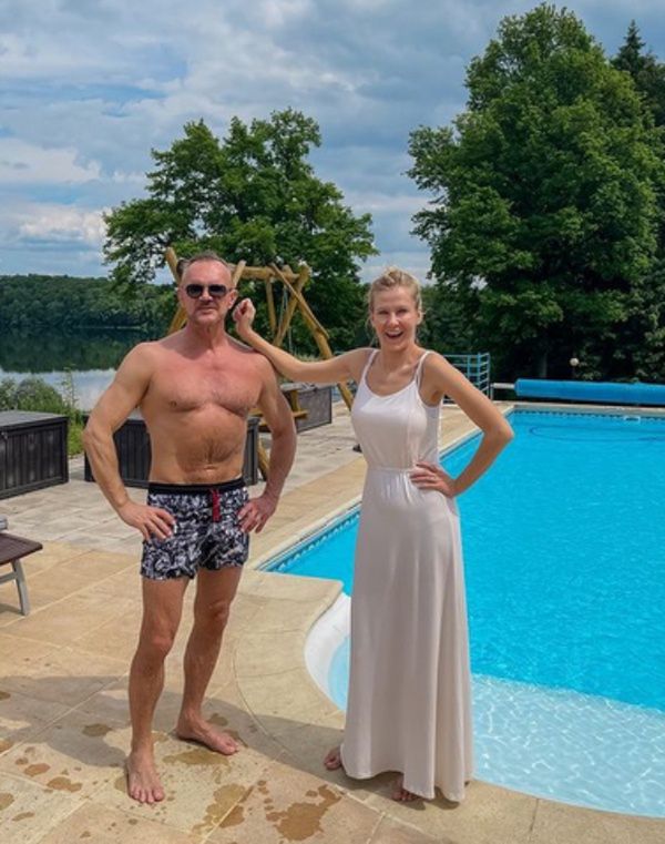 Cezary Pazura pomaga żonie promować biżuterię
