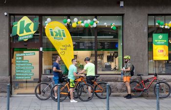 Zamykają wszystkie sklepy bez kasjerów. Duża porażka sieci handlowej