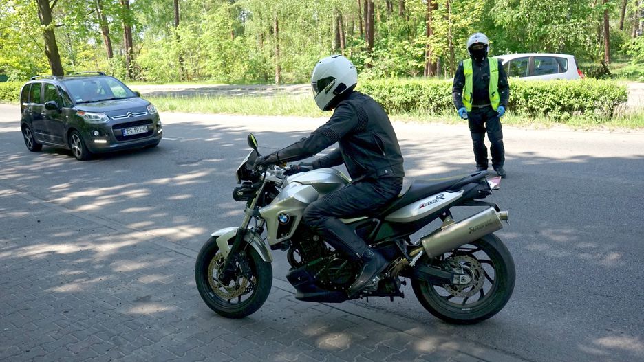 Na dk 25 samochód osobowy zderzył się z motocyklem