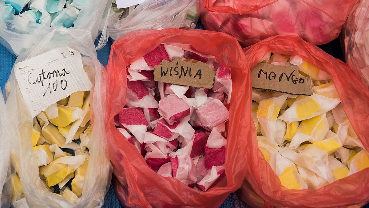 Pańska skórka w różnych smakach sprzedawana przy cmentarzu 