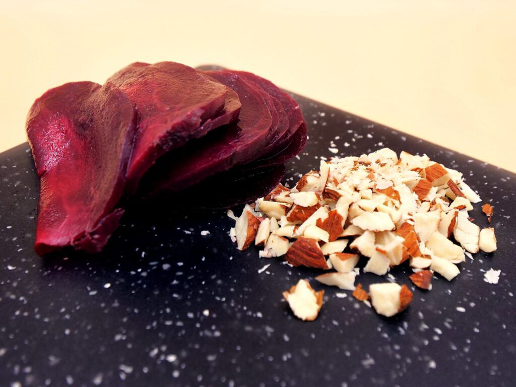 Tost z serem kozim i burakiem przepis