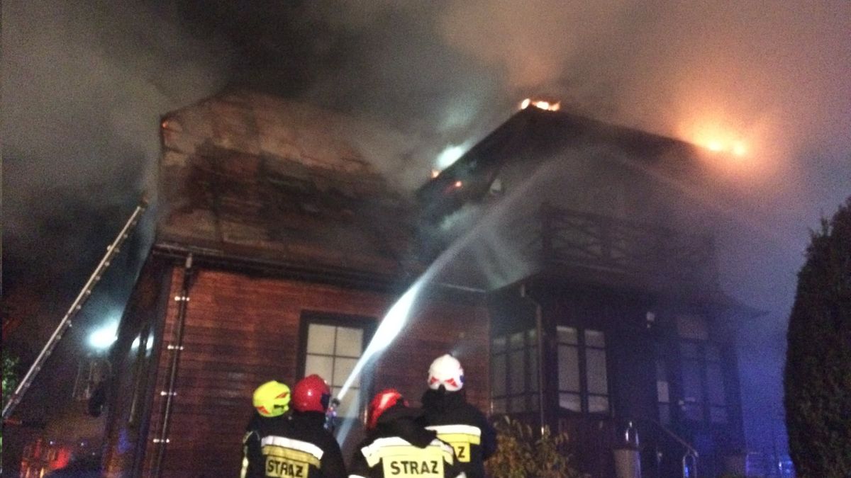 Pożar drewnianej parafii w Podlaskiem. Ksiądz trafił do szpitala 