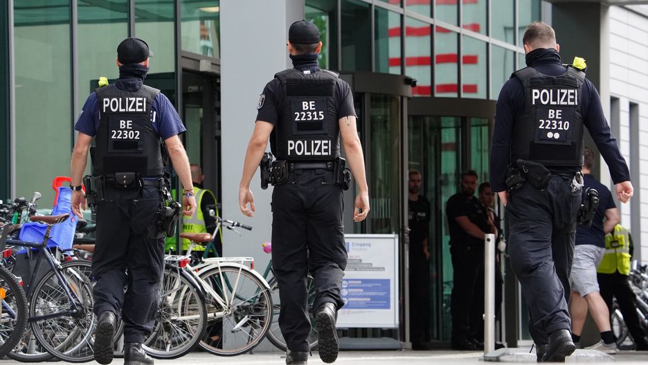 Policja w pobliżu kliniki Charite, w której przebywa Aleksiej Nawalny
