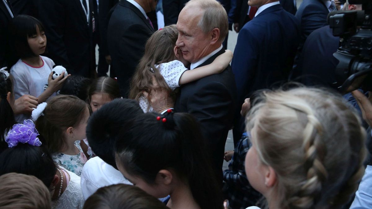 Władimir Putin i rosyjskie dzieci.