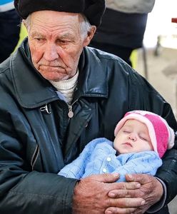 Фотографія біженця-дідуся з внучкою облетіла увесь світ. Люди допомогли їм придбати новий дім