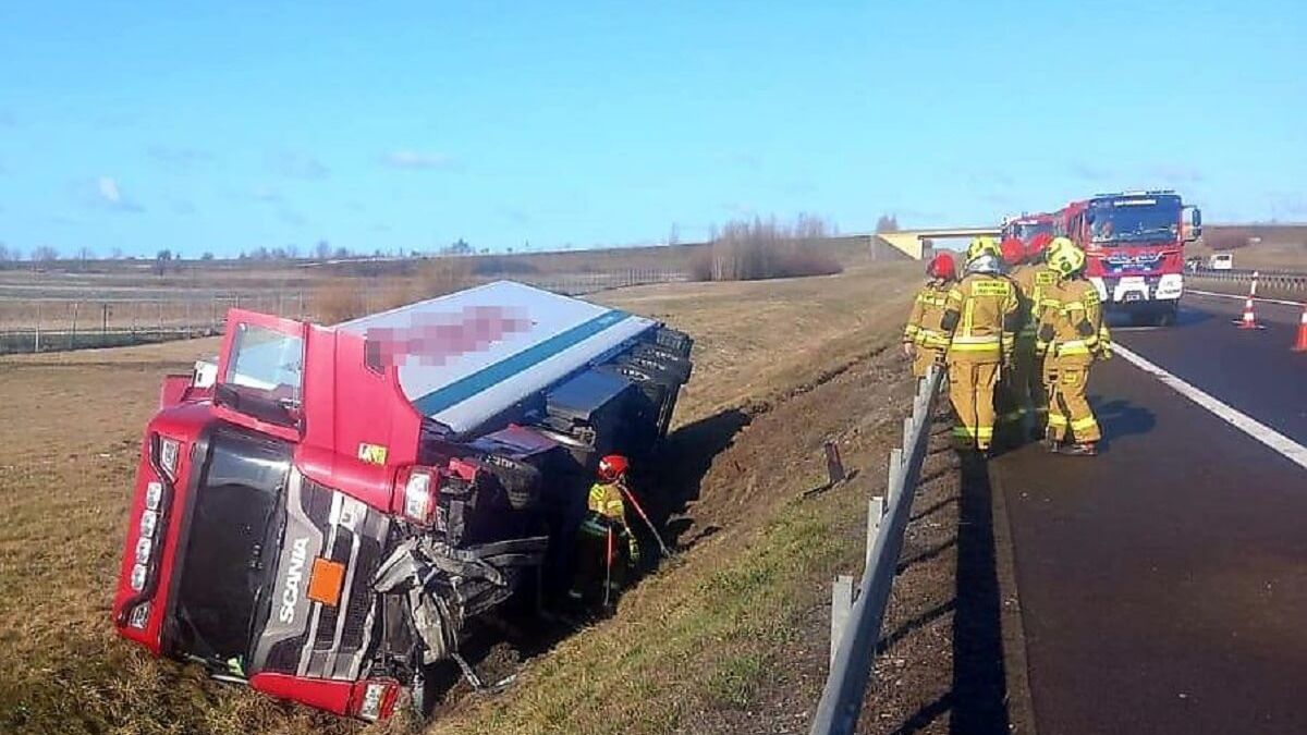Tir wypadł z drogi na s12/s17