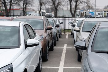 Złamał kostkę na prywatnym parkingu. "Z ubezpieczenia 800 zł, kpina"