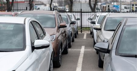 Złamał kostkę na parkingu. Tyle dostał z ubezpieczenia. "Kpina"