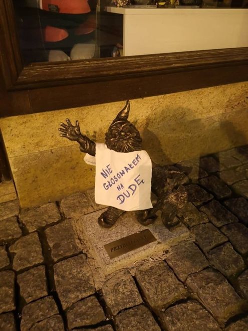 Wrocław. ”Nie głosowałem na Dudę”. W buntownicze koszulki ktoś ubrał nocą wrocławskie pomniki