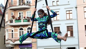 Grudziądz: Spektakl "Emocje" na Rynku. Pokaz tańca na szarfach