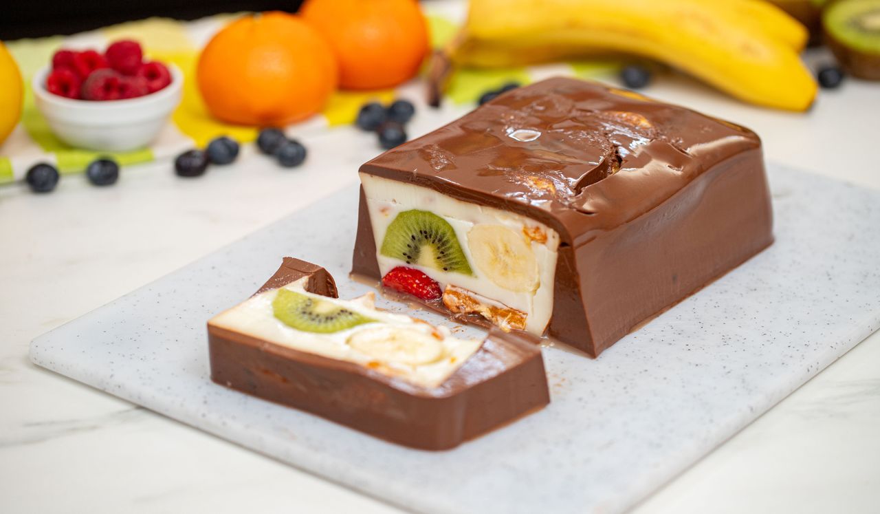 Chocolate-fruit cube