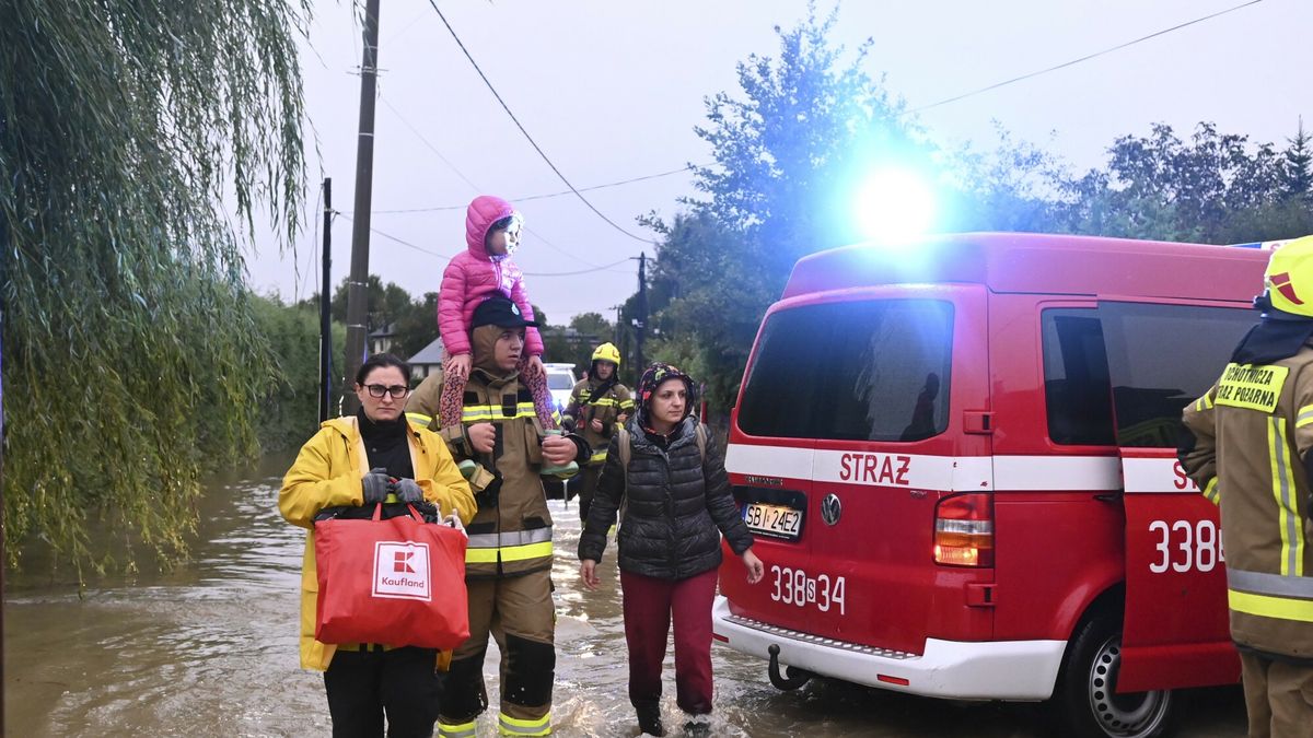 Pow�d? na po?udniu Polski
15.09.2024, Czechowice Dziedzice, Ewakuacja mieszkancow z zalanych terenow, fot. Michal Dubiel/REPORTER
Michal Dubiel/REPORTER