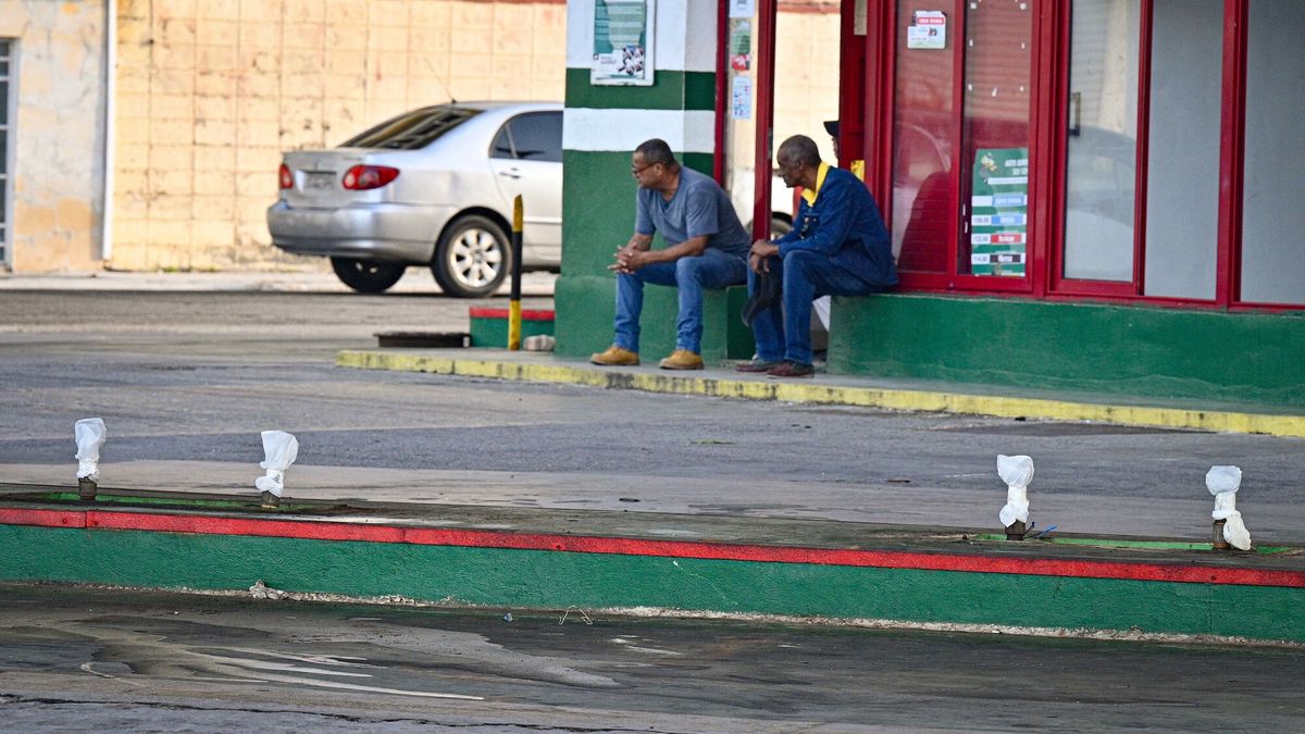 Kuba przygotowuje si? na burz? tropikaln? Rafael
Two men sit on a dismantled petrol station ahead of the arrival of tropical storm Rafael in Havana on November 5, 2024. Cuba was bracing for Tropical Storm Rafael, which is expected to make landfall on the island as a hurricane on November 6, compounding the misery wrought by a massive blackout and Hurricane Oscar. (Photo by ADALBERTO ROQUE / AFP)
ADALBERTO ROQUE