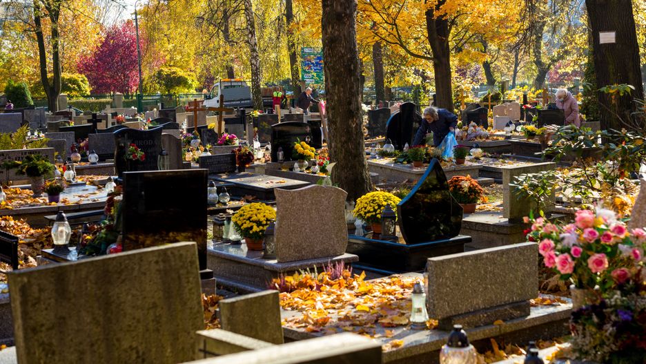 Katowice, 28.10.2021. Cmentarz przy ul. Francuskiej w Katowicach, 28 bm.  (kf) PAP/Andrzej Grygiel