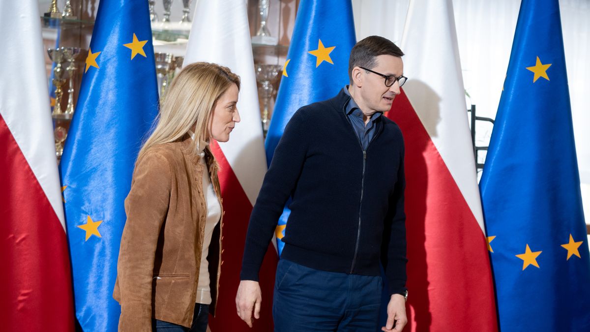 Na zdjęciu Roberta Metsola i Mateusz Morawiecki na tle unijnych i polskich flag