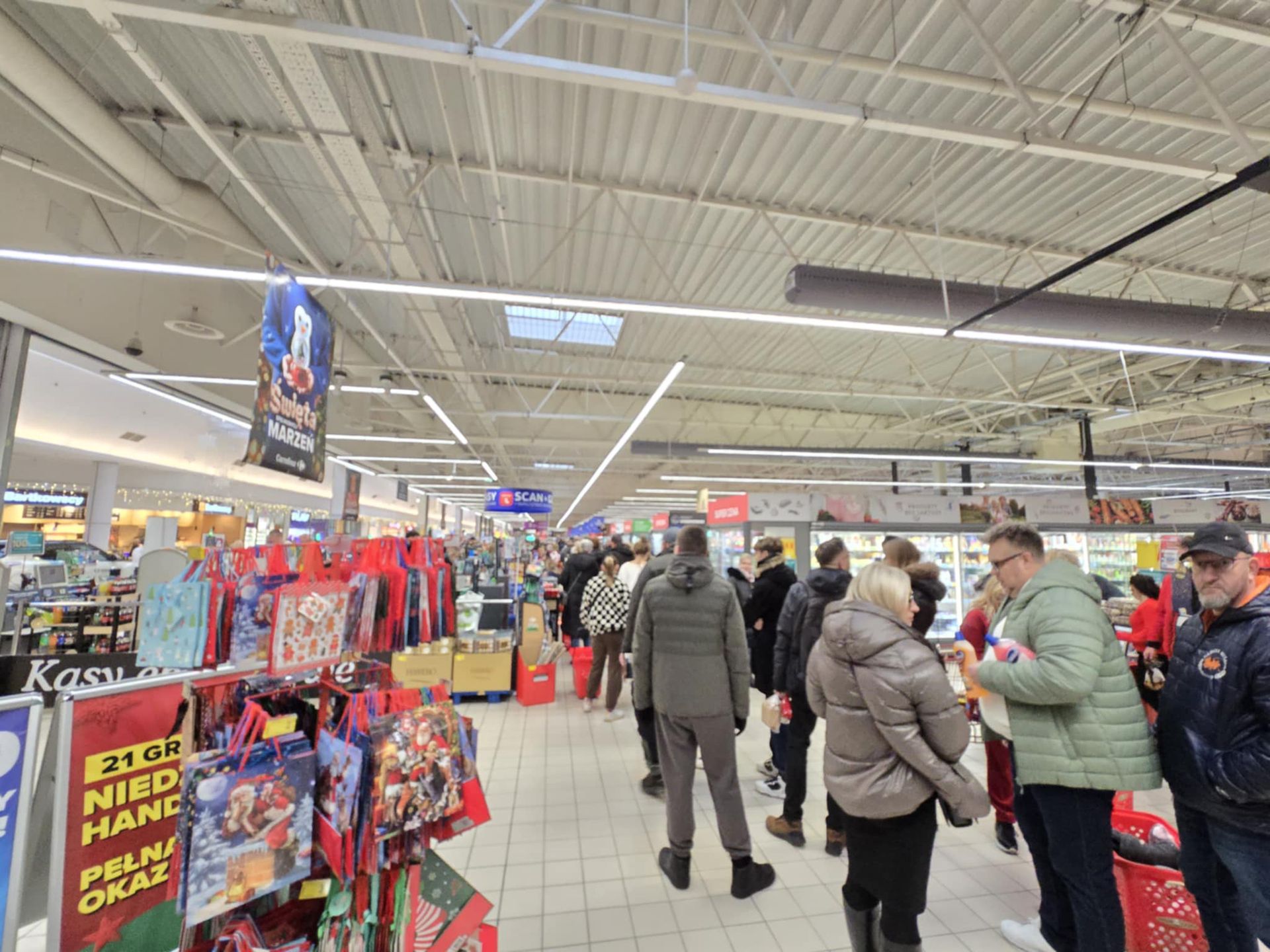 Kolejka do kasy w toruńskim Carrefourze