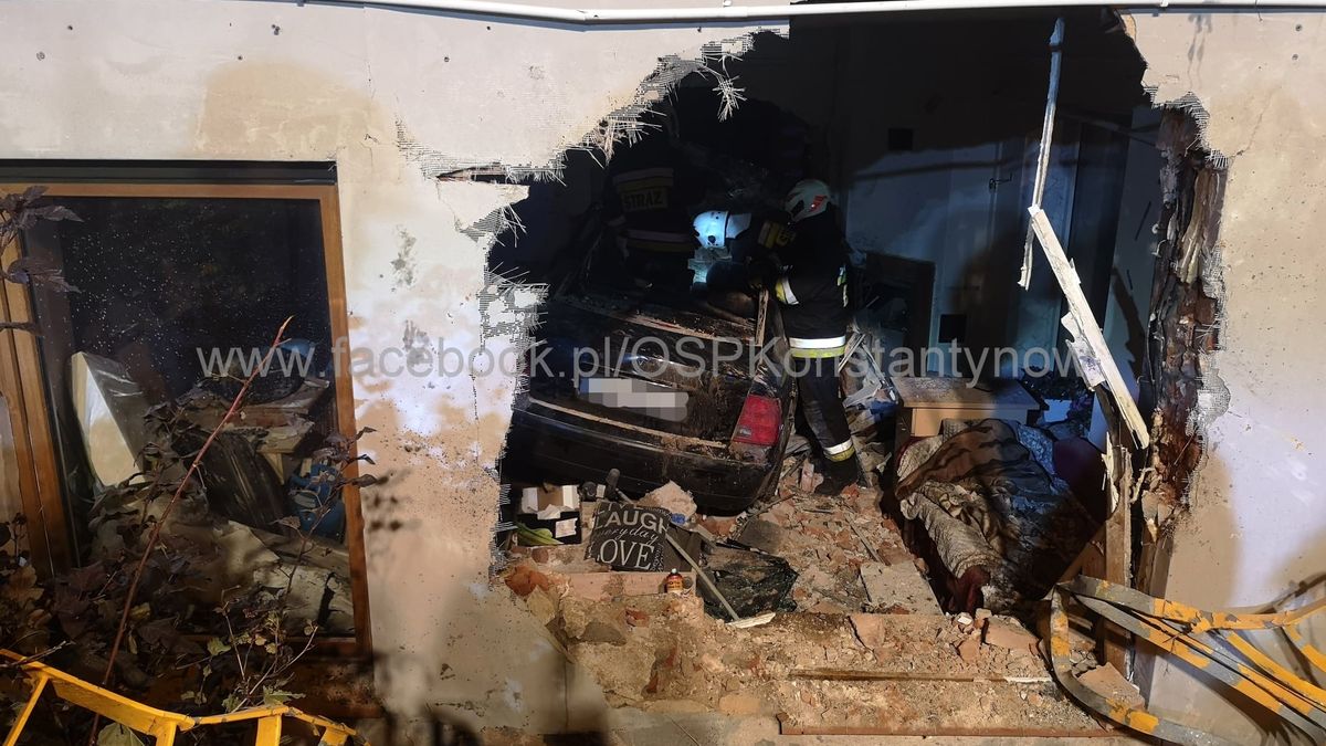 Auto przebiło aż dwie ściany nośne.