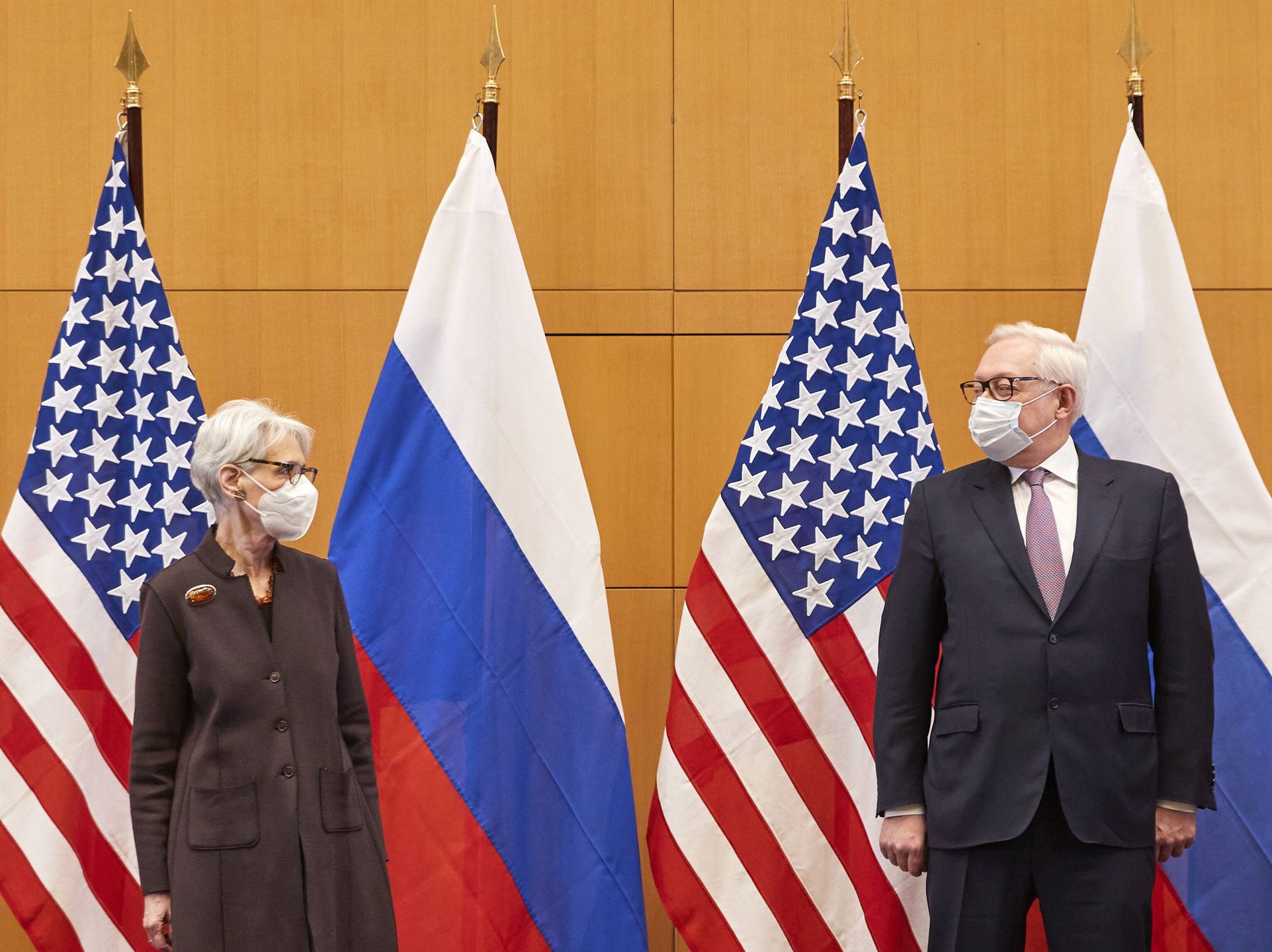 Security talks at the United States mission in Genevaepa09676789 US Deputy Secretary of State Wendy Sherman, left, and Russian deputy foreign minister Sergei Ryabkov attend security talks at the United States Mission in Geneva, Switzerland, 10 January 2022.  EPA/DENIS BALIBOUSE / POOL Dostawca: PAP/EPA.DENIS BALIBOUSE / POOL