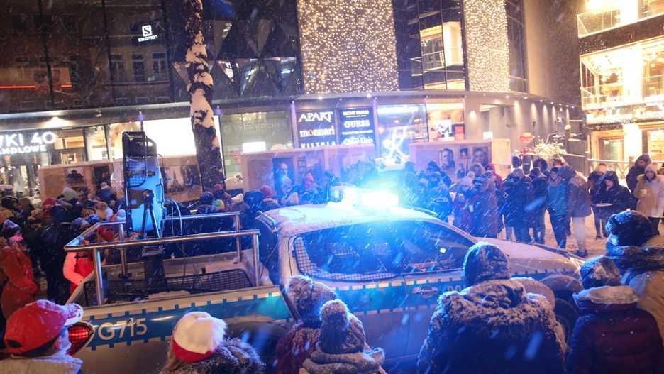 Zakopane i najazd turystów. Policja przez wiele godzin musiała upominać turystów gromadzących się na Krupówkach