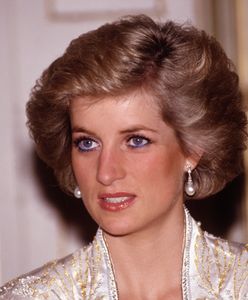 Dlaczego Diana rozbiła butelkę na głowie księcia Karola? Nagranie wciąż jest w sieci